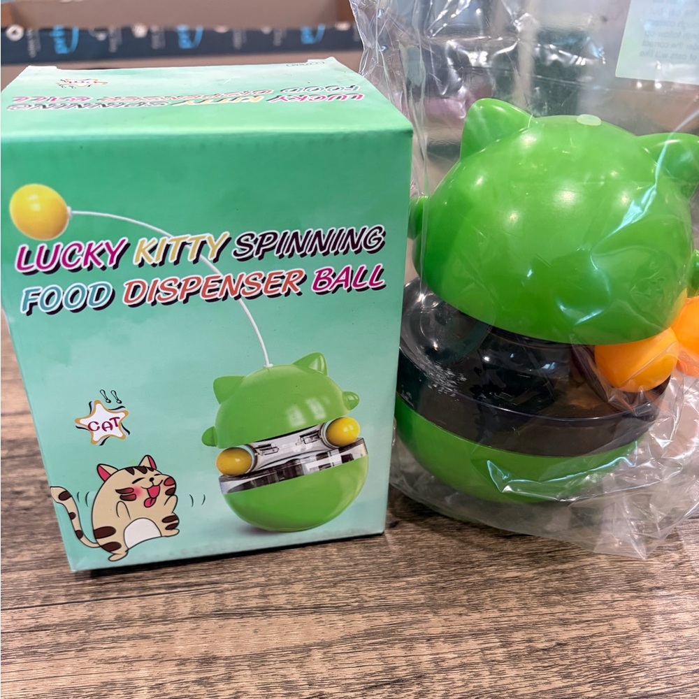 Green Lucky Kitty Spinning Food Dispenser Ball